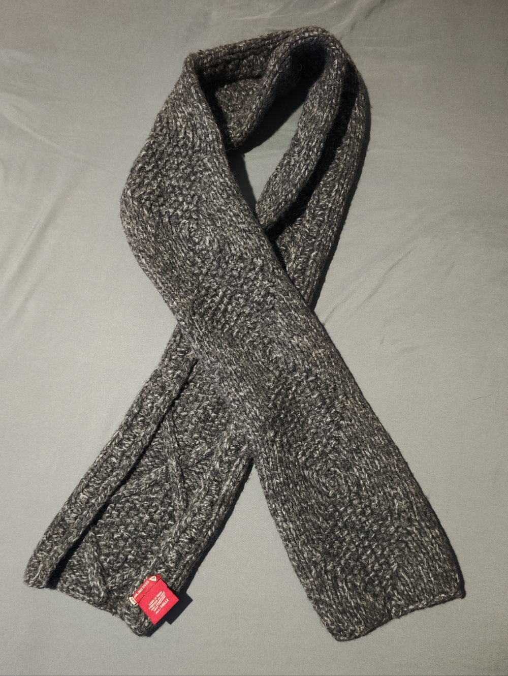 GUESS Men's Solid Color Cable-Knit Scarf 100% Lambswool Gray (9" x 64")